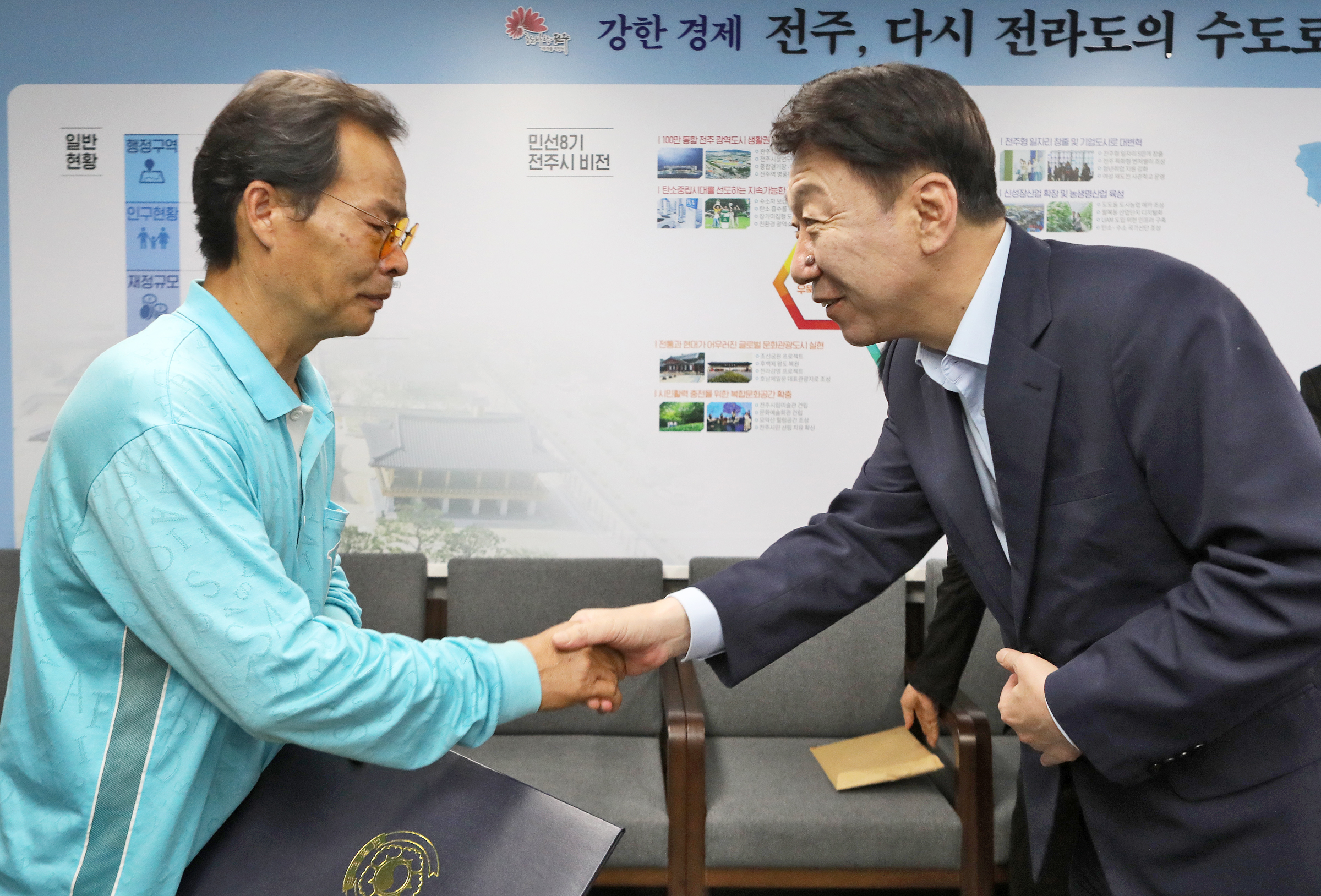 6.25 무공훈장 전도 수여식03.JPG