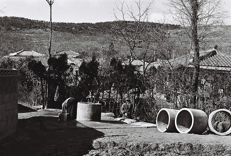 1972-01-30 신방죽 마을 전경 및 공동 우물장4.JPG