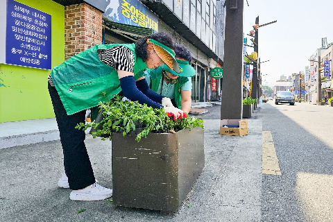 1. 중앙동주민센터·새마을부녀회, 환경개선 위한 꽃 심기(2).jpeg