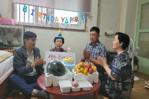 1. 효자2동 지역사회보장협의체, 홀로어르신 생신상차림(1).jpeg