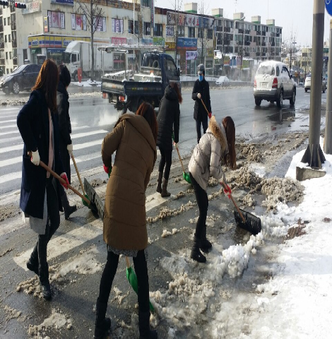 제설작업3(다사랑병원 앞).jpg