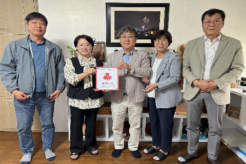 3. 서서학동 ‘백향목의약품’ 착한가게 현판전달.jpg