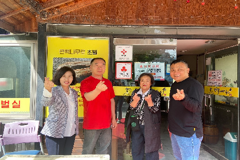 7. 노송동 지사협 ‘돌쇠흑도야지’에 착한가게 현판 전달.jpg