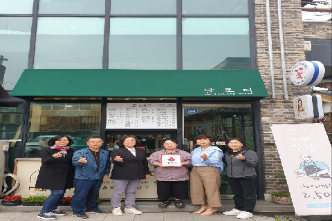 4. 풍남동, 전주 한옥마을 카페 ‘달로디’에 착한가게 현판 전달.jpg