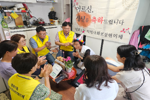 6월 독거노인 생일파티 사진.jpeg